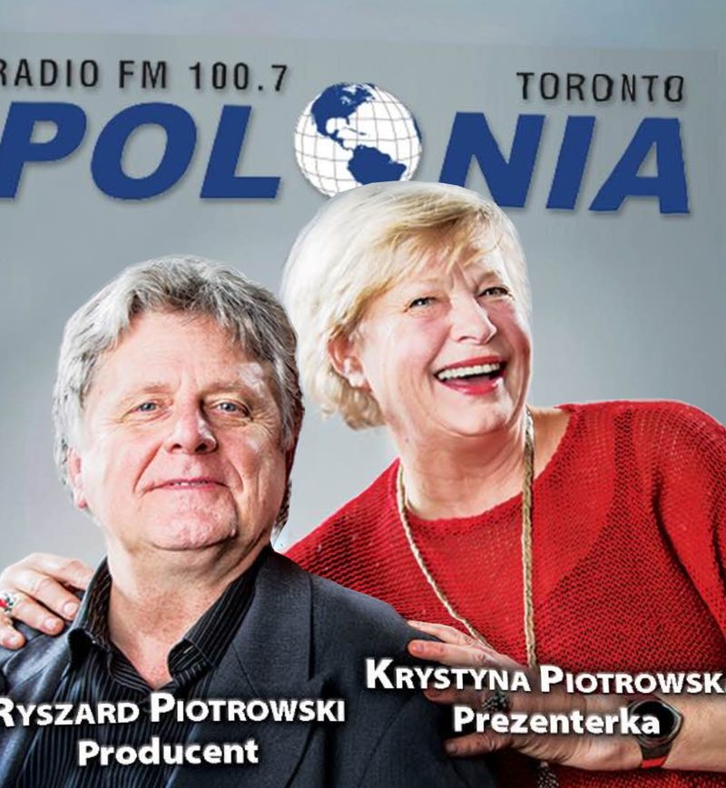 Ryszard i Krystyna Piotrowscy na tle logo Radia Polonia